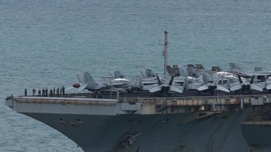 Personel dan pesawat berada di geladak kapal induk kelas Nimitz milik Angkatan Laut AS, USS Abraham Lincoln, saat kapal tersebut berlayar menuju Pelabuhan Laem Chabang untuk berlabuh dan beristirahat setelah penugasan panjang di Timur Tengah, di Provinsi Chonburi, Thailand, pada 2 September 2026.