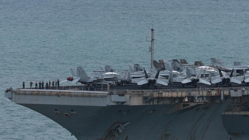 Personel dan pesawat berada di geladak kapal induk kelas Nimitz milik Angkatan Laut AS, USS Abraham Lincoln, saat kapal tersebut berlayar menuju Pelabuhan Laem Chabang untuk berlabuh dan beristirahat setelah penugasan panjang di Timur Tengah, di Provinsi Chonburi, Thailand, pada 2 September 2026.