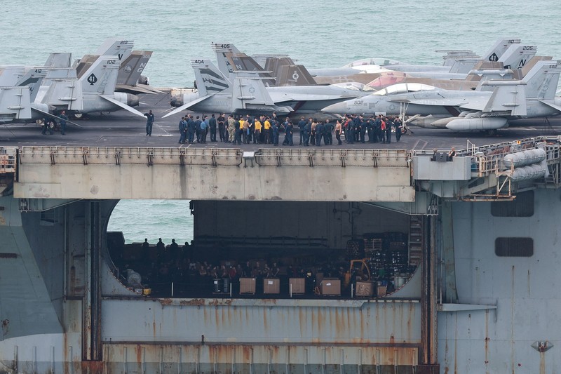 Kapal induk kelas Nimitz milik Angkatan Laut AS, USS Abraham Lincoln, berlayar menuju Pelabuhan Laem Chabang untuk singgah dan beristirahat setelah penugasan panjang di Timur Tengah, di Provinsi Chonburi, Thailand, pada 2 September 2026. (REUTERS/Chalinee Thirasupa)