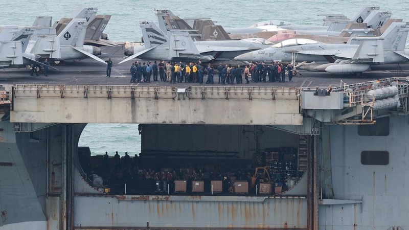 Personel dan pesawat berada di geladak kapal induk kelas Nimitz milik Angkatan Laut AS, USS Abraham Lincoln, saat kapal tersebut berlayar menuju Pelabuhan Laem Chabang untuk berlabuh dan beristirahat setelah penugasan panjang di Timur Tengah, di Provinsi Chonburi, Thailand, pada 2 September 2026.