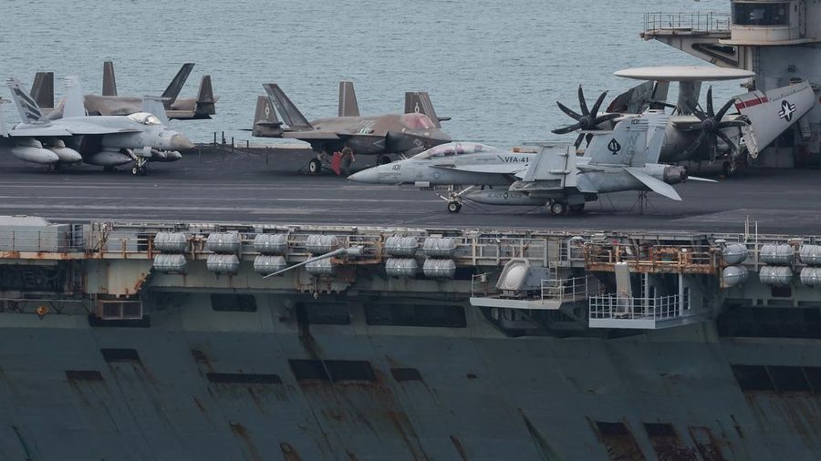 Pesawat F-35 Lightning II dan jet tempur lainnya berada di geladak kapal induk kelas Nimitz milik Angkatan Laut AS, USS Abraham Lincoln, saat kapal tersebut berlayar menuju Pelabuhan Laem Chabang untuk singgah dan beristirahat setelah penugasan panja