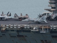 Pesawat F-35 Lightning II dan jet tempur lainnya berada di geladak kapal induk kelas Nimitz milik Angkatan Laut AS, USS Abraham Lincoln, saat kapal tersebut berlayar menuju Pelabuhan Laem Chabang untuk singgah dan beristirahat setelah penugasan panja