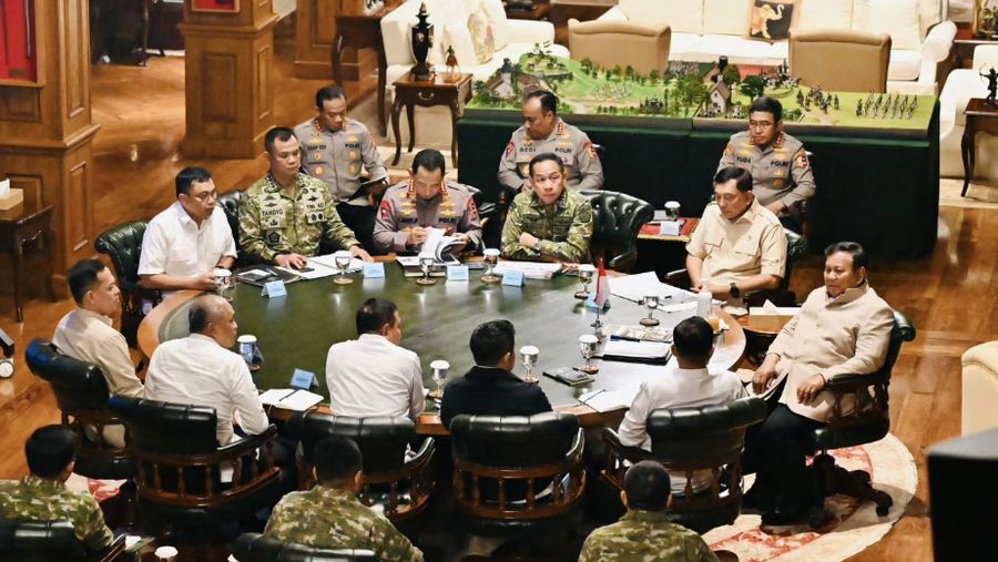 Presiden Prabowo Subianto menerima Panglima TNI Jenderal TNI Agus Subiyanto dan Kapolri Jenderal Polisi Listyo Sigit Prabowo di kediaman Hambalang, Kabupaten Bogor, pada Selasa, 1 September 2026. (Instagram/sekretariat.kabinet)