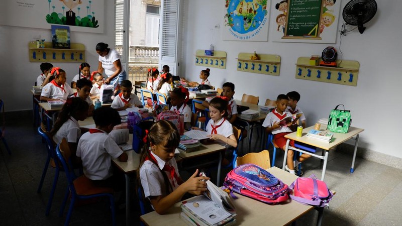 Siswa sekolah dasar membolak-balik buku pelajaran di dalam kelas saat mengikuti hari pertama tahun ajaran 2026-2027 di tengah krisis ekonomi parah yang mendorong pihak berwenang memberikan kelonggaran terkait jadwal, kehadiran, dan ketentuan seragam sekolah, di Havana, Kuba, 1 September 2026.