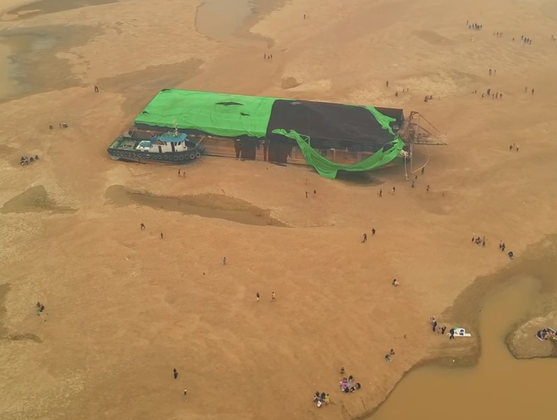 Sungai Kapuas di Kalimantan Barat mengalami kekeringan. (Instagram/atr.drone)