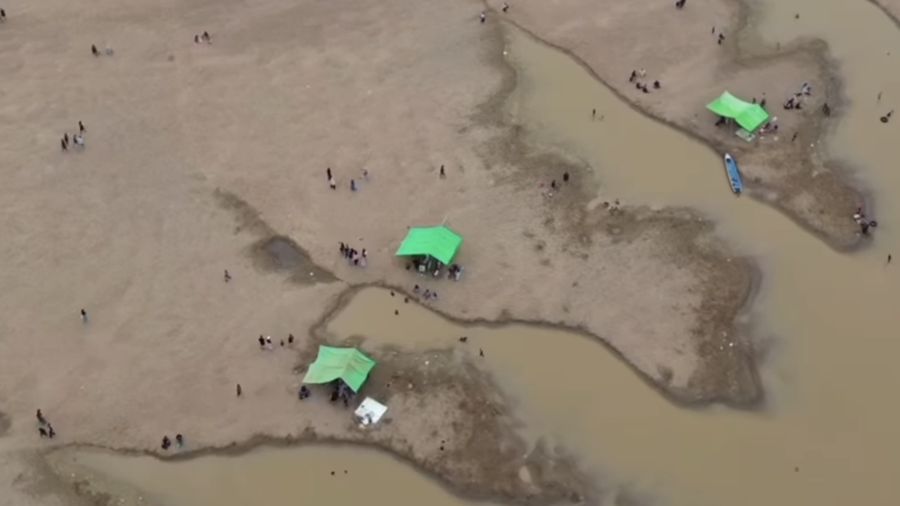 Sungai Kapuas di Kalimantan Barat mengalami kekeringan. (Instagram/atr.drone)