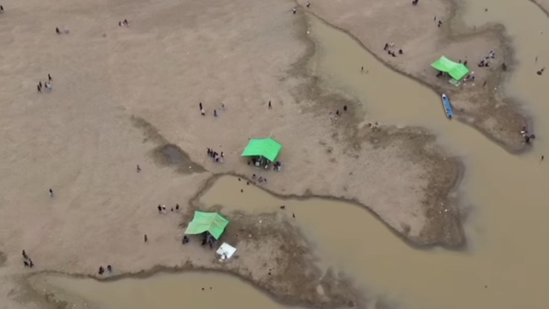 Sungai Kapuas di Kalimantan Barat mengalami kekeringan. (Instagram/atr.drone)