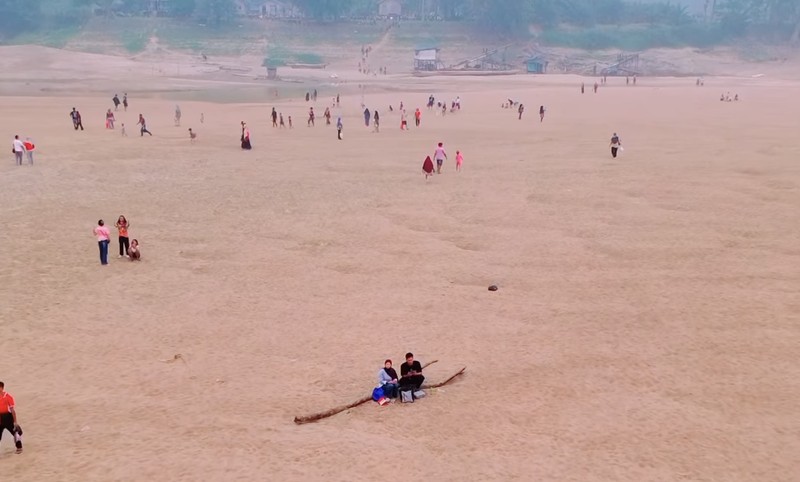 Sungai Kapuas di Kalimantan Barat mengalami kekeringan. (Instagram/atr.drone)