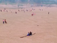 Sungai Kapuas di Kalimantan Barat mengalami kekeringan. (Instagram/atr.drone)