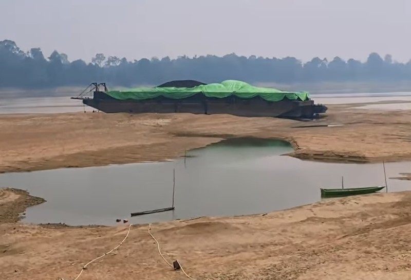 Sungai Kapuas di Kalimantan Barat mengalami kekeringan. (Instagram/atr.drone)