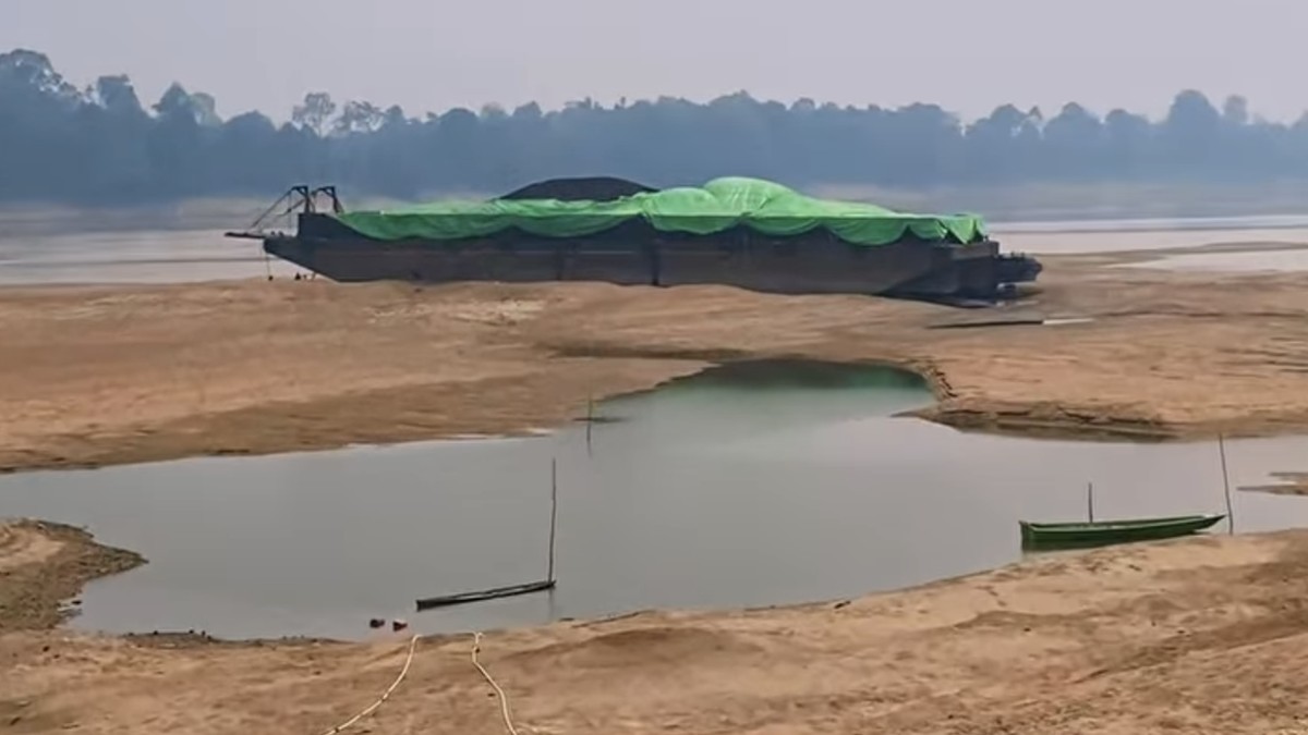 Sungai Kapuas Kering, Kapal Tongkang Batu Bara Tak Bisa Berlayar