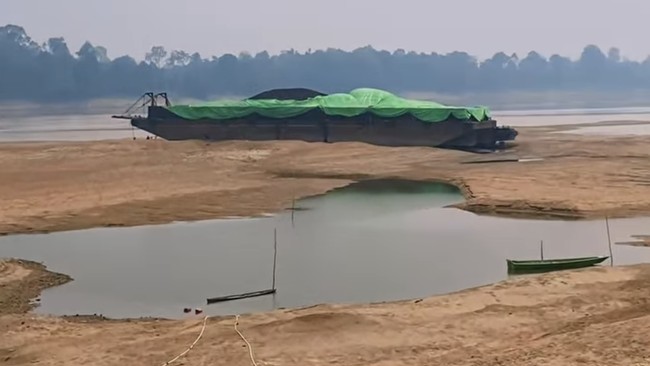 Sungai Kapuas Kering, Kapal Tongkang Batu Bara Tak Bisa Berlayar
