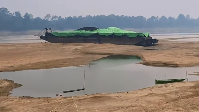 Sungai Kapuas di Kalimantan Barat mengalami kekeringan. (Instagram/atr.drone)