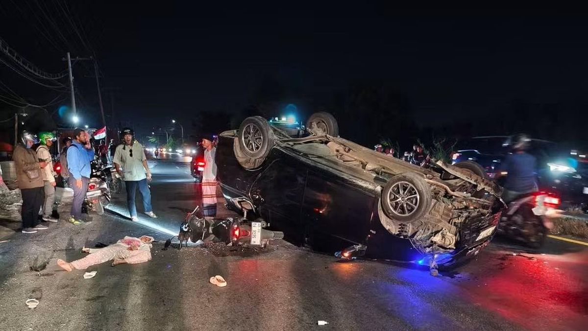 Brak! Agya Lompat Lawan Arah hingga Terbalik Lalu Tabrak Motor di Gresik