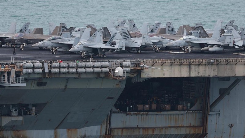 USS Abraham Lincoln bersandar di Pelabuhan Laem Chabang di Provinsi Chonburi, Thailand, Rabu (2/9/2026). (REUTERS/Chalinee Thirasupa)