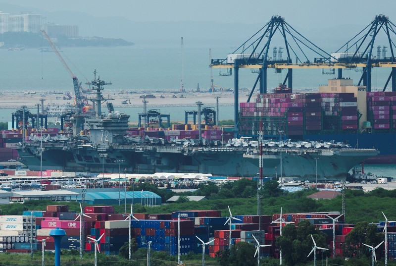 USS Abraham Lincoln bersandar di Pelabuhan Laem Chabang di Provinsi Chonburi, Thailand, Rabu (2/9/2026). (REUTERS/Chalinee Thirasupa)