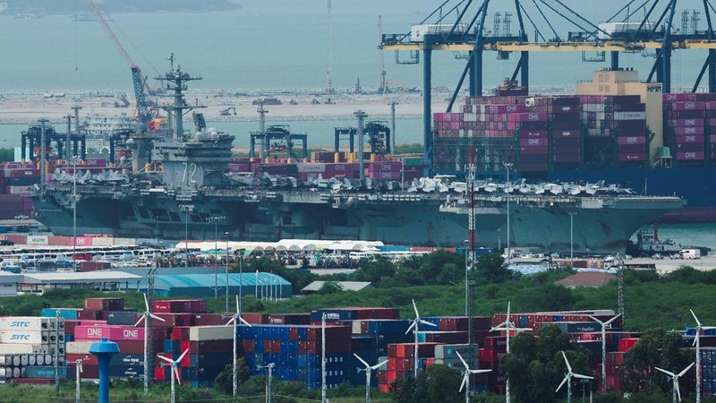USS Abraham Lincoln bersandar di Pelabuhan Laem Chabang di Provinsi Chonburi, Thailand, Rabu (2/9/2026). (REUTERS/Chalinee Thirasupa)