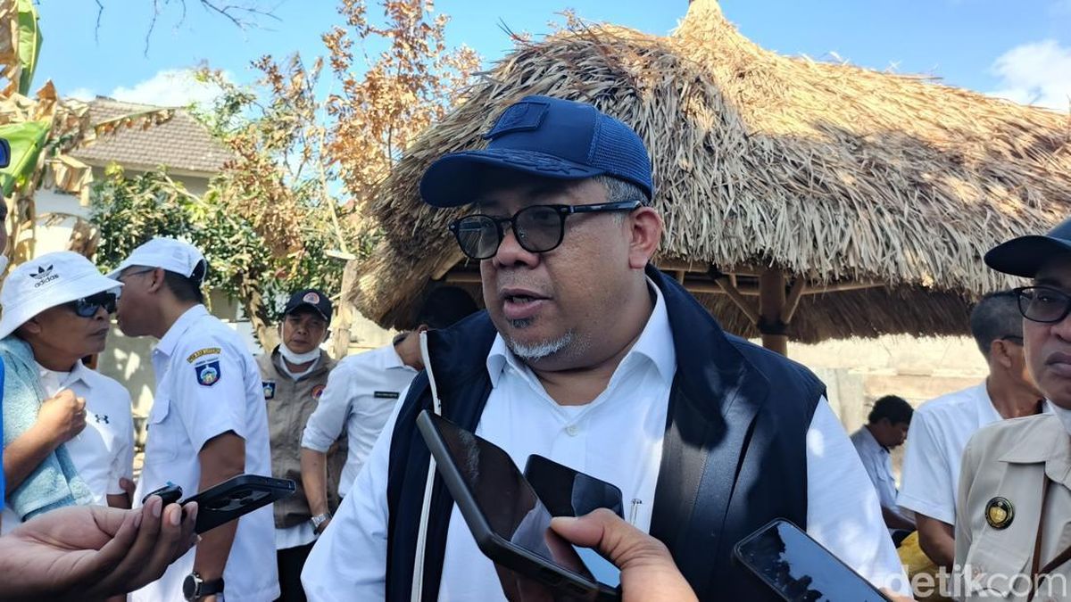 Fahri Hamzah Minta Warga Desa Sade Tak Tergesa-gesa Bangun Rumah Usai Kebakaran