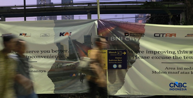 Warga berjalan di kawasan pedestrian stasiun BNI City, Jakarta, Rabu, (3/9/2026). (CNBC Indonesia/Muhammad Sabki)