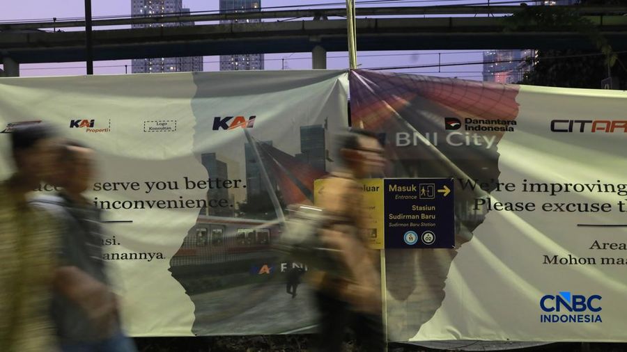 Warga berjalan di kawasan pedestrian stasiun BNI City, Jakarta, Rabu, (3/9/2026). (CNBC Indonesia/Muhammad Sabki)