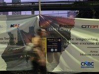 Warga berjalan di kawasan pedestrian stasiun BNI City, Jakarta, Rabu, (3/9/2026). (CNBC Indonesia/Muhammad Sabki)
