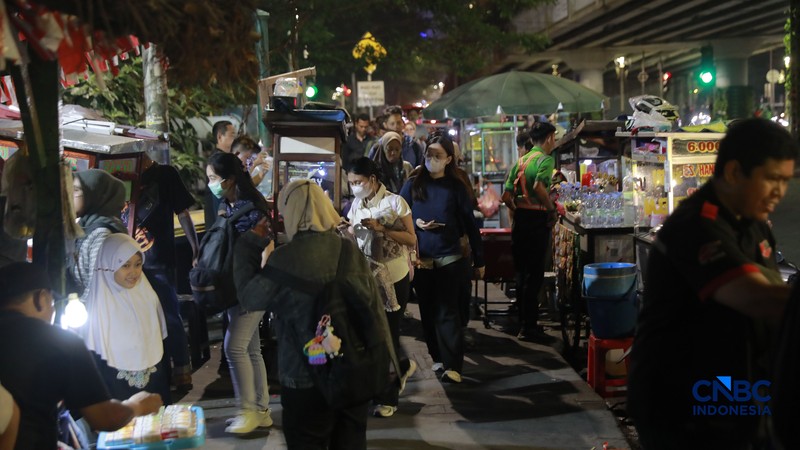 Warga berjalan di kawasan pedestrian stasiun BNI City, Jakarta, Rabu, (3/9/2026). (CNBC Indonesia/Muhammad Sabki)
