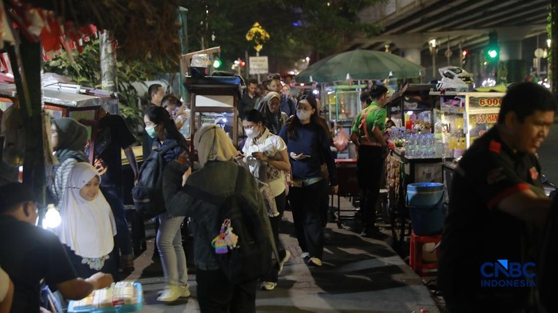Warga berjalan di kawasan pedestrian stasiun BNI City, Jakarta, Rabu, (3/9/2026).