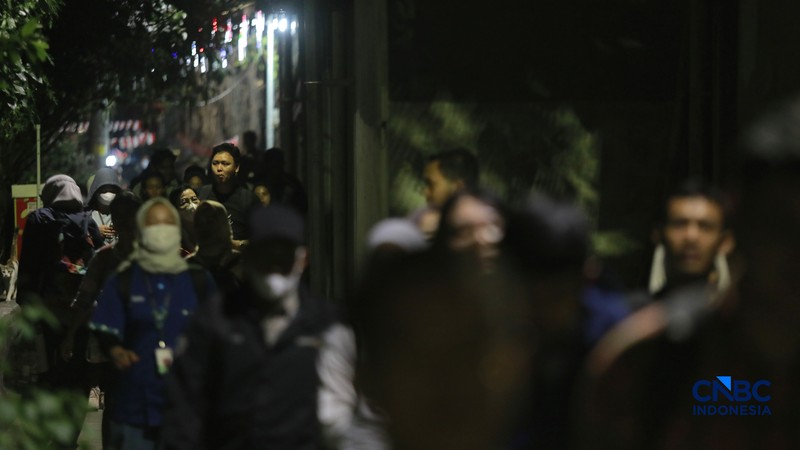 Warga berjalan di kawasan pedestrian stasiun BNI City, Jakarta, Rabu, (3/9/2026). (CNBC Indonesia/Muhammad Sabki)