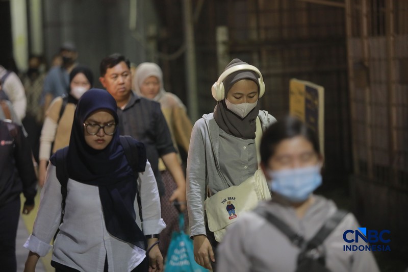 Warga berjalan di kawasan pedestrian stasiun BNI City, Jakarta, Rabu, (3/9/2026). (CNBC Indonesia/Muhammad Sabki)