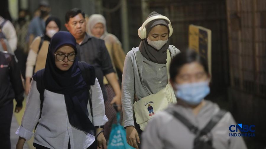 Warga berjalan di kawasan pedestrian stasiun BNI City, Jakarta, Rabu, (3/9/2026).