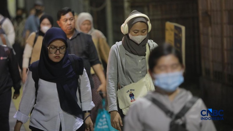 Warga berjalan di kawasan pedestrian stasiun BNI City, Jakarta, Rabu, (3/9/2026).