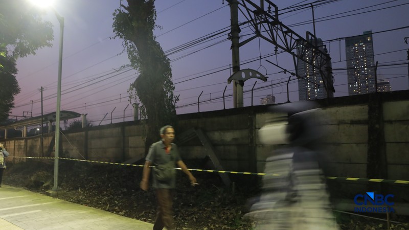 Warga berjalan di kawasan pedestrian stasiun BNI City, Jakarta, Rabu, (3/9/2026). (CNBC Indonesia/Muhammad Sabki)