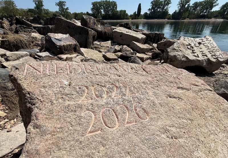 Apa yang disebut sebagai 'batu kelaparan' (hunger stones) tampak akibat rendahnya permukaan air Sungai Rhine di dekat Worms, Jerman, pada 4 Agustus 2026. (REUTERS/Andreas Buerger)