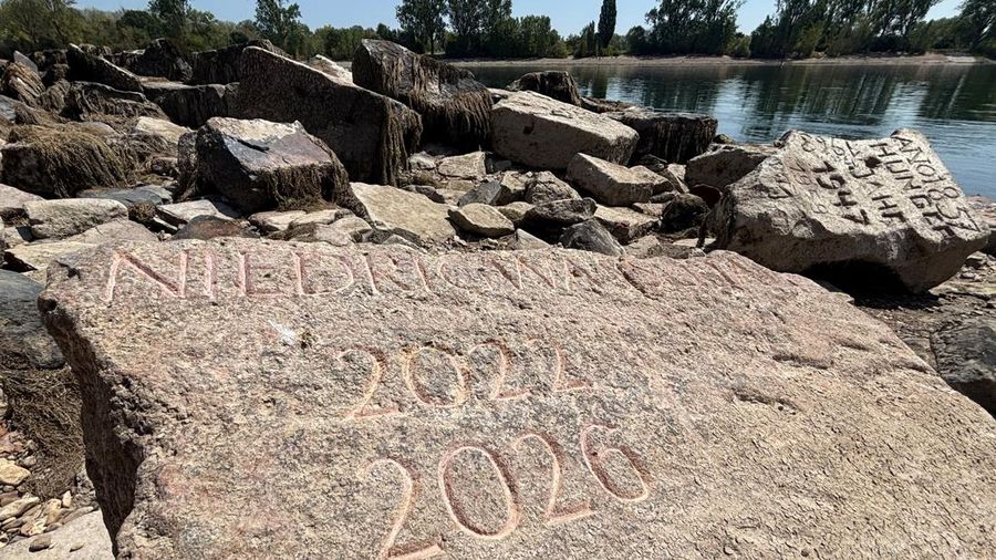 Apa yang disebut sebagai 'batu kelaparan' (hunger stones) tampak akibat rendahnya permukaan air Sungai Rhine di dekat Worms, Jerman, pada 4 Agustus 2026.