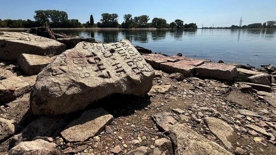 Apa yang disebut sebagai 'batu kelaparan' (hunger stones) tampak akibat rendahnya permukaan air Sungai Rhine di dekat Worms, Jerman, pada 4 Agustus 2026. (REUTERS/Andreas Buerger)