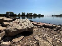 Apa yang disebut sebagai 'batu kelaparan' (hunger stones) tampak akibat rendahnya permukaan air Sungai Rhine di dekat Worms, Jerman, pada 4 Agustus 2026. (REUTERS/Andreas Buerger)