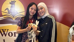 Keren! Embun Putri Omesh-Dian Ayu Raih 3 Medali Lomba Debat Internasional