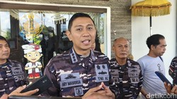 Lanal Denpasar Periksa Prajurit TNI AL yang Dampingi AWK di Kontes Waria