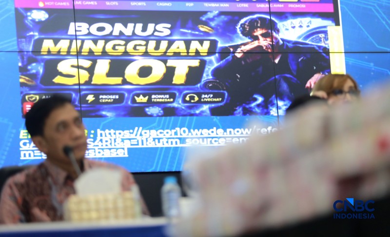 Direktur Tindak Pidana Siber (Dirtipidsiber) Bareskrim Polri Brigjen Pol Adex Yudiswan (tengah) bersama kiri kanan; Direktur Pengendalian Ruang Digital Komdigi Safriansyah Yanwar Rosyadi, Kepala Bagian Penerangan Umum (Kabag Penum) Divisi Humas Polri Kombes Pol. Erdi A. Chaniago (ketiga kiri) Wakil Direktur Tindak Pidana Siber (Wadir Dittipidsiber) Kombes Pol. Andri Sudarmadi, dan Direktur Strateginya kerjasama dalam negeri PPATK Kombes Pol. Yuliani dalam konferensi pers Terkait Tindak Pidana Perjudian Daring di Gedung Awaloedin Djamin Bareskrim Polri, kamis, (3/9/2026). (CNBC Indonesia/Muhammad Sabki)