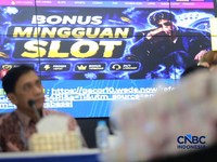 Direktur Pengendalian Ruang Digital Komdigi Safriansyah Yanwar Rosyadi dalam keterangan pers terkait Tindak Pidana Perjudian Daring di Gedung Awaloedin Djamin Bareskrim Polri, kamis, (3/9/2026). (CNBC Indonesia/Muhammad Sabki)