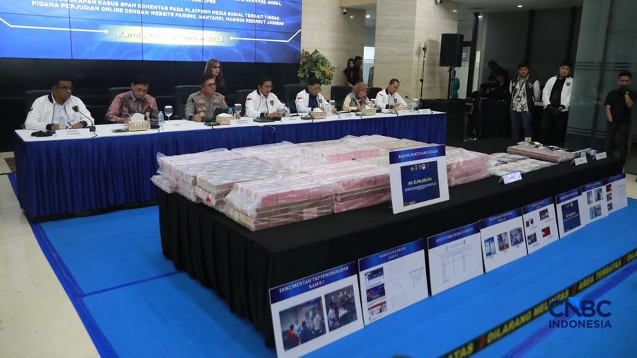 Direktur Tindak Pidana Siber (Dirtipidsiber) Bareskrim Polri Brigjen Pol Adex Yudiswan (tengah) bersama kiri kanan; Direktur Pengendalian Ruang Digital Komdigi Safriansyah Yanwar Rosyadi, Kepala Bagian Penerangan Umum (Kabag Penum) Divisi Humas Polri