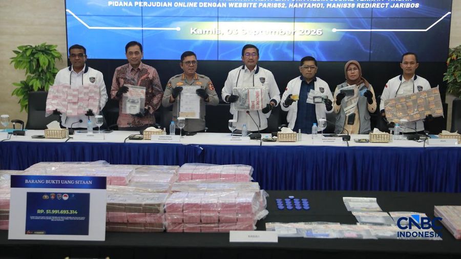 Direktur Tindak Pidana Siber (Dirtipidsiber) Bareskrim Polri Brigjen Pol Adex Yudiswan (tengah) bersama kiri kanan; Direktur Pengendalian Ruang Digital Komdigi Safriansyah Yanwar Rosyadi, Kepala Bagian Penerangan Umum (Kabag Penum) Divisi Humas Polri Kombes Pol. Erdi A. Chaniago (ketiga kiri) Wakil Direktur Tindak Pidana Siber (Wadir Dittipidsiber) Kombes Pol. Andri Sudarmadi, dan Direktur Strateginya kerjasama dalam negeri PPATK Kombes Pol. Yuliani dalam konferensi pers Terkait Tindak Pidana Perjudian Daring di Gedung Awaloedin Djamin Bareskrim Polri, kamis, (3/9/2026).
