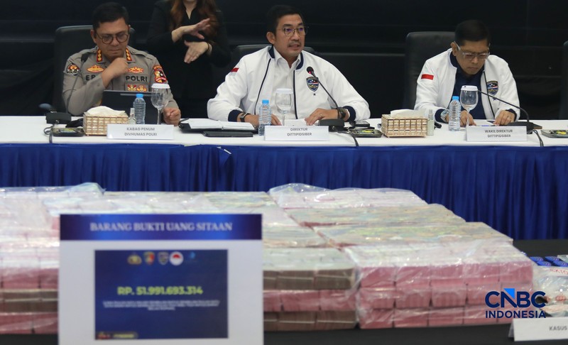 Direktur Tindak Pidana Siber (Dirtipidsiber) Bareskrim Polri Brigjen Pol Adex Yudiswan (tengah) bersama kiri kanan; Direktur Pengendalian Ruang Digital Komdigi Safriansyah Yanwar Rosyadi, Kepala Bagian Penerangan Umum (Kabag Penum) Divisi Humas Polri Kombes Pol. Erdi A. Chaniago (ketiga kiri) Wakil Direktur Tindak Pidana Siber (Wadir Dittipidsiber) Kombes Pol. Andri Sudarmadi, dan Direktur Strateginya kerjasama dalam negeri PPATK Kombes Pol. Yuliani dalam konferensi pers Terkait Tindak Pidana Perjudian Daring di Gedung Awaloedin Djamin Bareskrim Polri, kamis, (3/9/2026). (CNBC Indonesia/Muhammad Sabki)