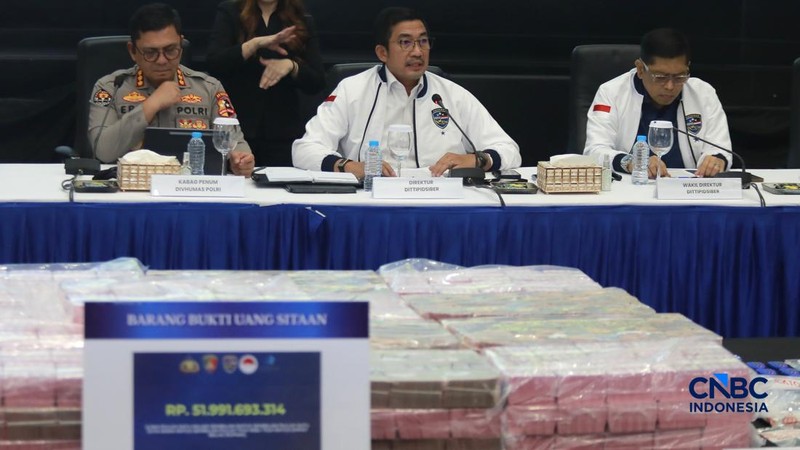 Direktur Tindak Pidana Siber (Dirtipidsiber) Bareskrim Polri Brigjen Pol Adex Yudiswan (tengah) bersama kiri kanan; Direktur Pengendalian Ruang Digital Komdigi Safriansyah Yanwar Rosyadi, Kepala Bagian Penerangan Umum (Kabag Penum) Divisi Humas Polri Kombes Pol. Erdi A. Chaniago (ketiga kiri) Wakil Direktur Tindak Pidana Siber (Wadir Dittipidsiber) Kombes Pol. Andri Sudarmadi, dan Direktur Strateginya kerjasama dalam negeri PPATK Kombes Pol. Yuliani dalam konferensi pers Terkait Tindak Pidana Perjudian Daring di Gedung Awaloedin Djamin Bareskrim Polri, kamis, (3/9/2026).