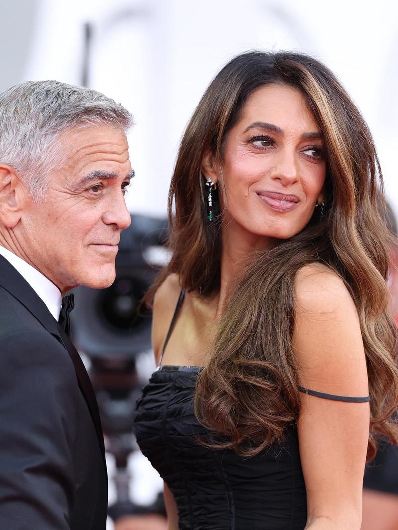 Amal Clooney Tampil Minimalis di Venice Film Festival, Perhiasannya Rp 7 Miliar