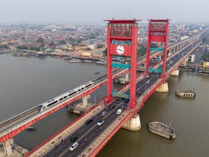 Pria di Palembang Nyaris Tewas Usai Nekat Meloncat dari Jembatan Ampera
