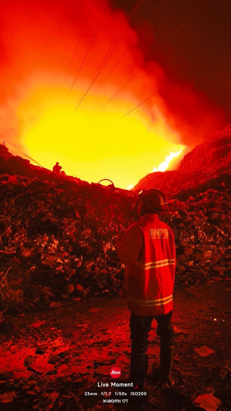 Petugas pemadam kebakaran menyemprotkan air dalam upaya memadamkan kebakaran di Tempat Pembuangan Akhir (TPA) Putri Cempo di Solo, Provinsi Jawa Tengah, Indonesia, pada 2 September 2026. (REUTERS/Stringer)