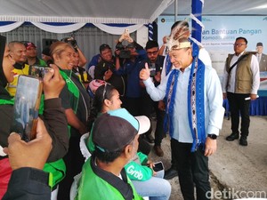 Menko Zulhas Tinjau Penyaluran Bantuan Beras ke 349 Warga di Wayame Ambon