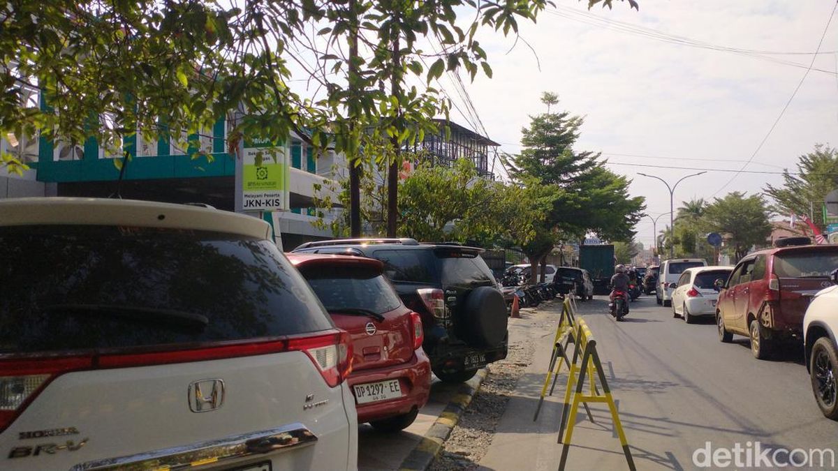 Badan Jalan Depan RS At Medika Palopo Jadi Parkiran Bikin Macet