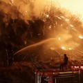 Petugas pemadam kebakaran menyemprotkan air dalam upaya memadamkan kebakaran di Tempat Pembuangan Akhir (TPA) Putri Cempo di Solo, Provinsi Jawa Tengah, Indonesia, pada 2 September 2026. (REUTERS/Stringer)